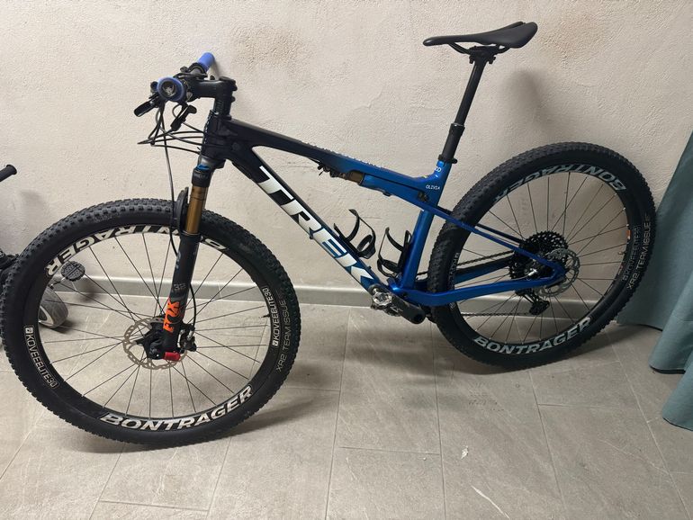 Used Trek Supercaliber 9.8 2023 2023 Mountainbike, Blue — image 2 of 4