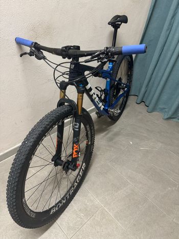 Used Trek Supercaliber 9.8 2023 2023 Mountainbike, Blue — image 4 of 4