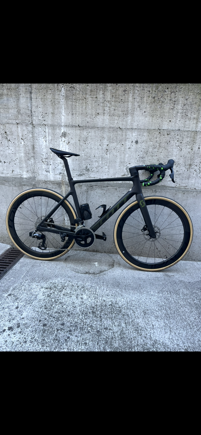 Used Scott Addict SRAM Rival eTap AXS 2023 Road & Gravel, Black — image 1 of 3