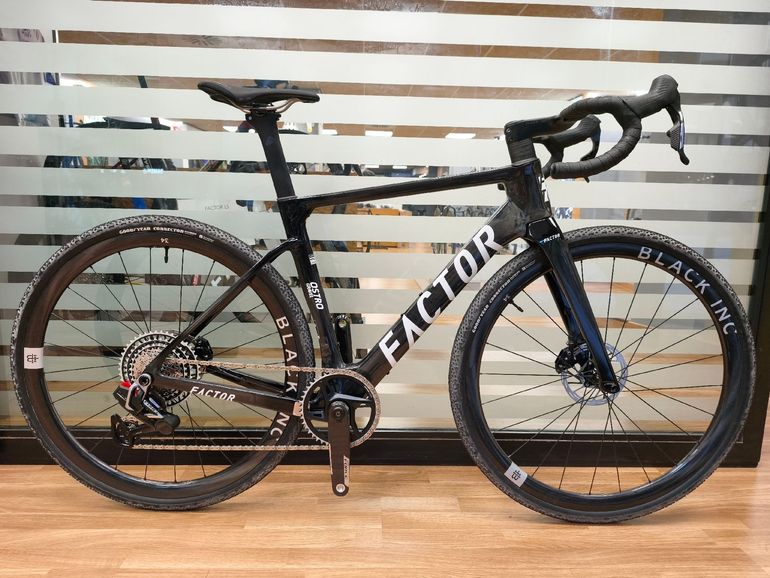 Used Factor Ostro SRAM Force eTap AXS 2025 Road & Gravel, Negro — image 1 of 7