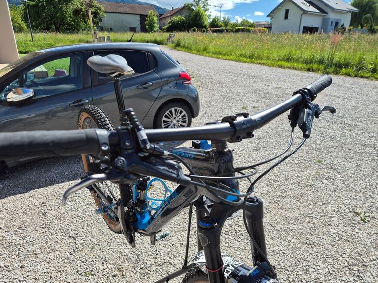 Used Canyon Canyon Spectral CF 8.0 2015 Mountainbike, Blue — image 3 of 4