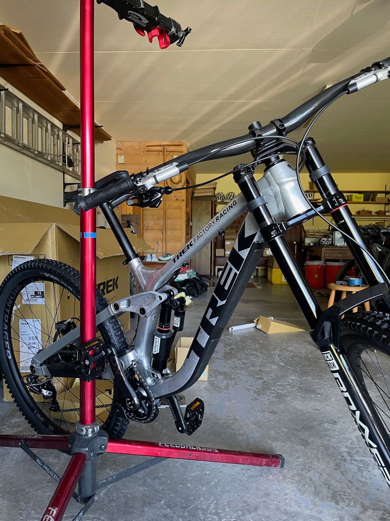 Used Trek Session 9 X01 2025 2025 Mountainbike, Light Gray, 29 — image 2 of 5