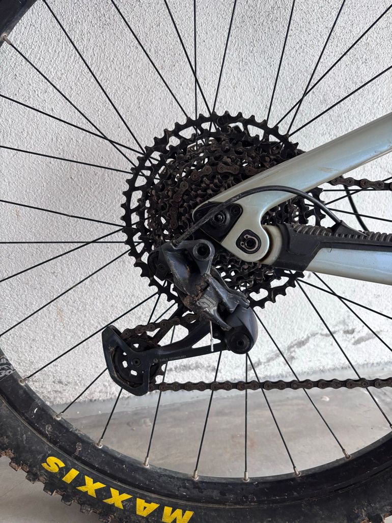 Used Lapierre Zesty AM CF 6.9 2021 2021 Mountainbike, Light Gray, 29 — image 4 of 14