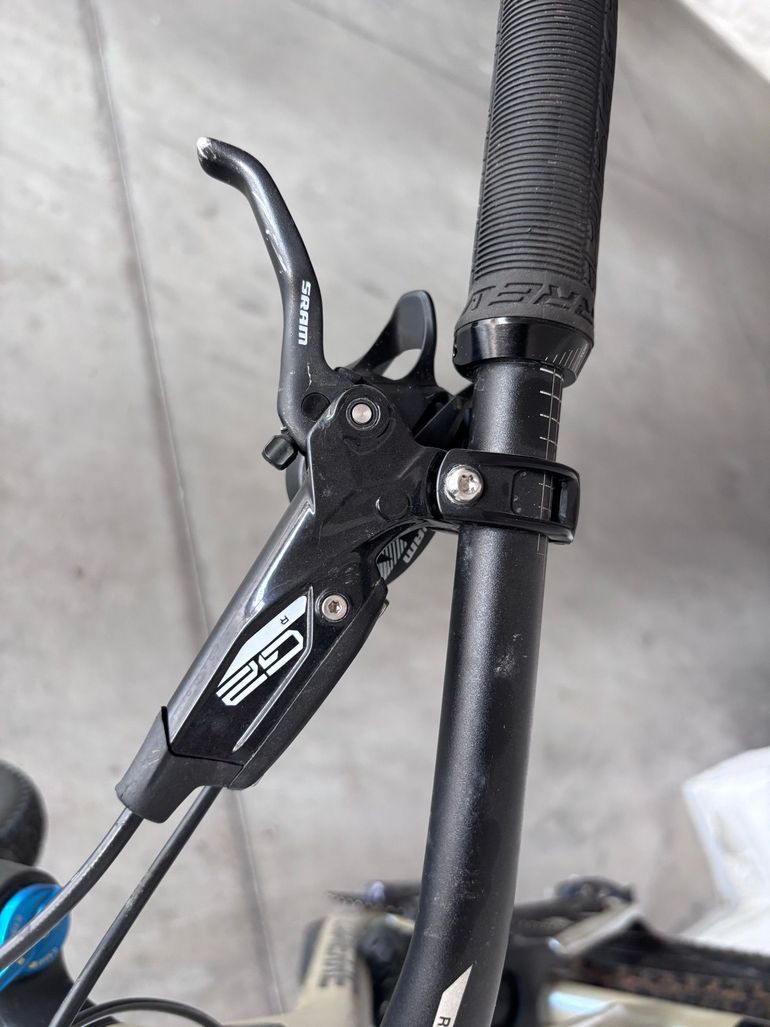 Used Lapierre Zesty AM CF 6.9 2021 2021 Mountainbike, Light Gray, 29 — image 7 of 14
