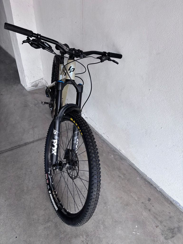 Used Lapierre Zesty AM CF 6.9 2021 2021 Mountainbike, Light Gray, 29 — image 9 of 14