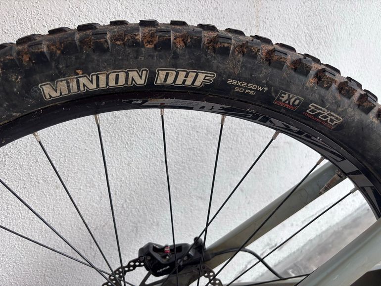 Used Lapierre Zesty AM CF 6.9 2021 2021 Mountainbike, Light Gray, 29 — image 12 of 14
