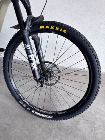 Used Lapierre Zesty AM CF 6.9 2021 2021 Mountainbike, Light Gray, 29 — image 5 of 14