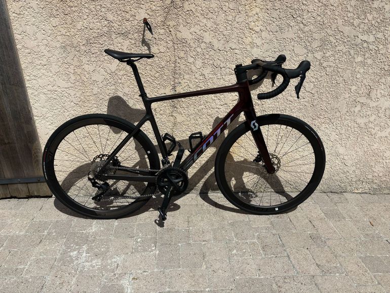 Used Scott Addict 30 2022 2022 Road & Gravel — image 1 of 3