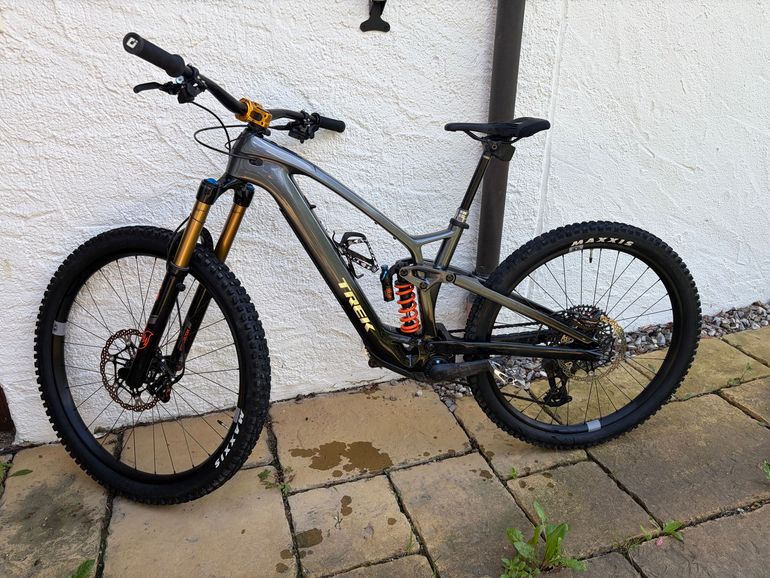 Used Trek Fuel EXe 9.7 2023 2023 Mountainbike, Light Gray — image 1 of 5