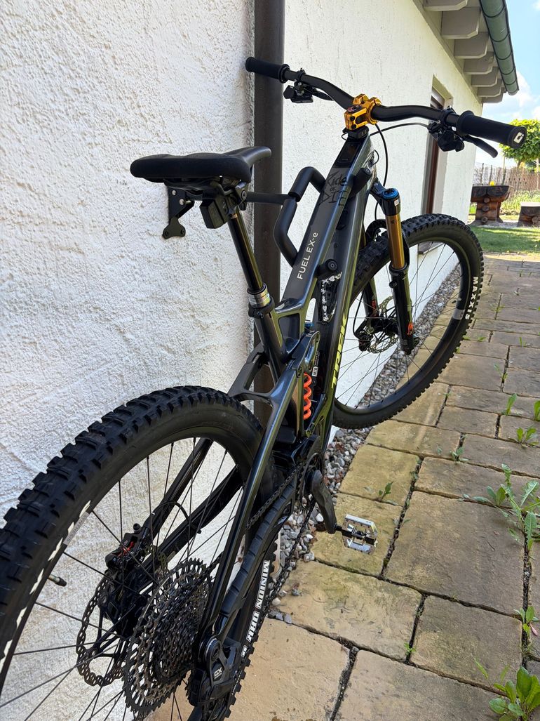 Used Trek Fuel EXe 9.7 2023 2023 Mountainbike, Light Gray — image 2 of 5