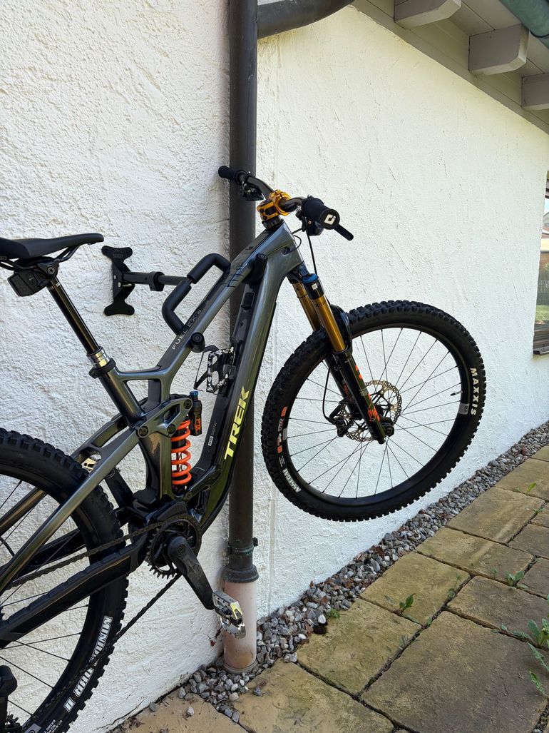 Used Trek Fuel EXe 9.7 2023 2023 Mountainbike, Light Gray — image 3 of 5
