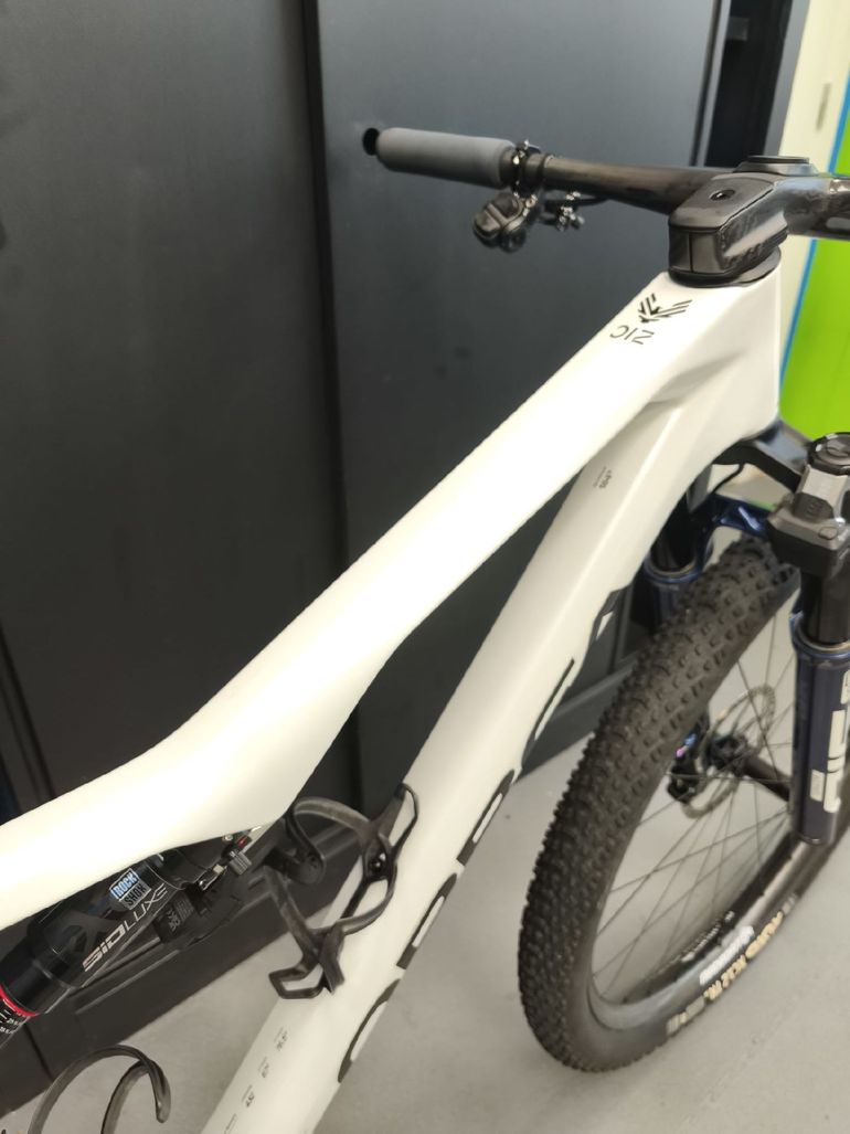 Used Orbea Oiz OMX Frameset 2025 Mountainbike, White — image 2 of 10