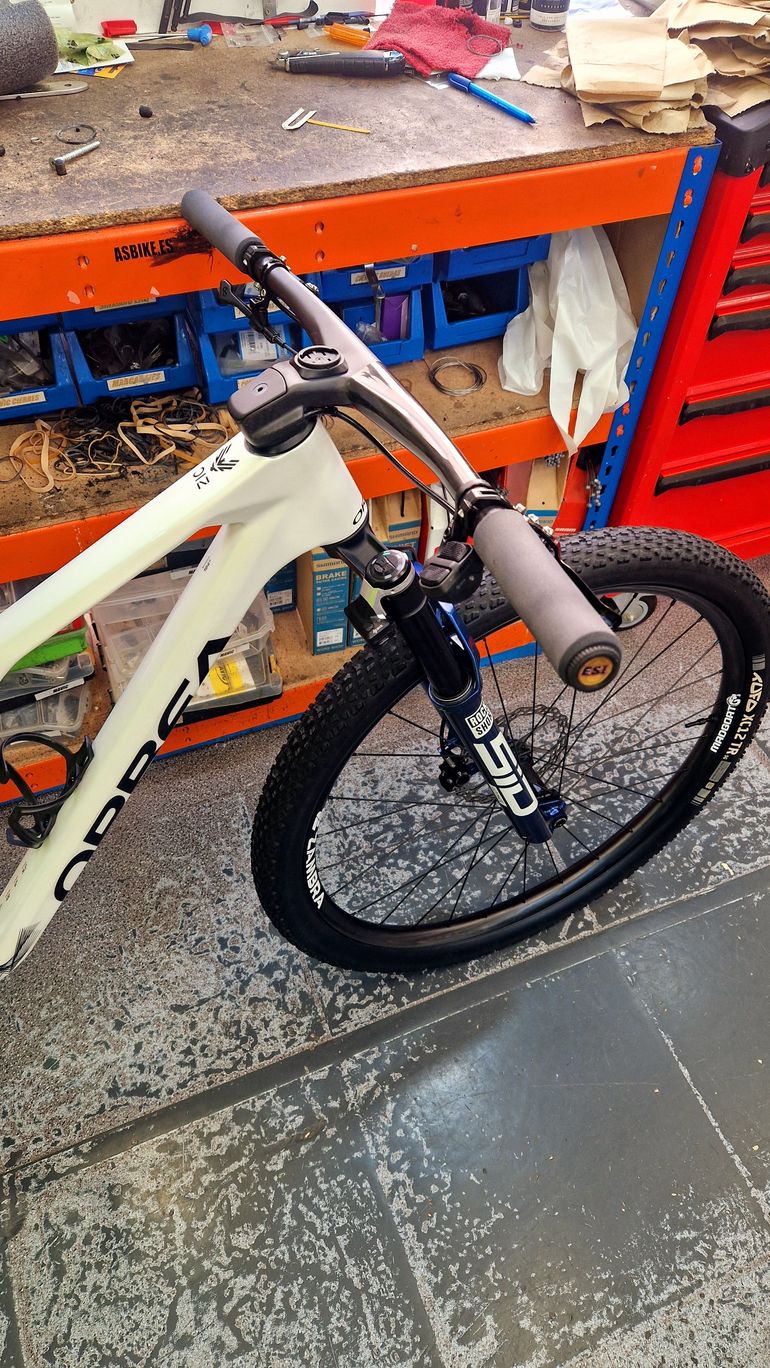 Used Orbea Orbea Oiz OMX Frameset 2025 Mountainbike, Blanco — image 2 of 6