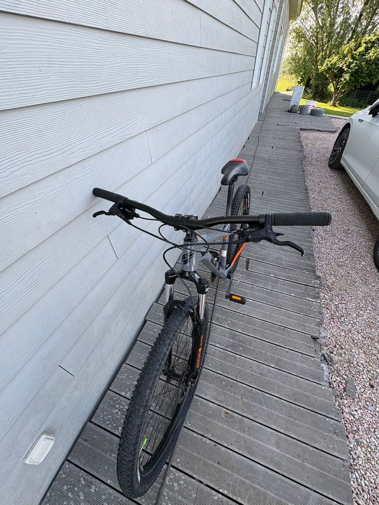 Used GT Avalanche Sport 2024 2024 Mountainbike, Light Gray, 27.5 — image 3 of 5