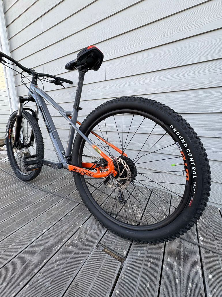 Used GT Avalanche Sport 2024 2024 Mountainbike, Light Gray, 27.5 — image 2 of 5