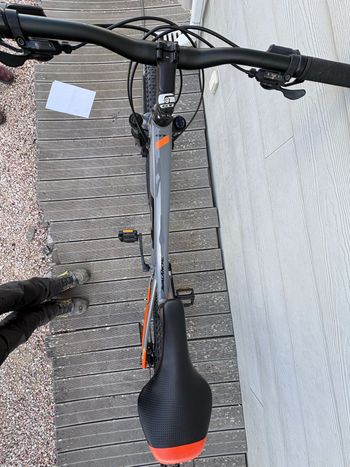 Used GT Avalanche Sport 2024 2024 Mountainbike, Light Gray, 27.5 — image 4 of 5