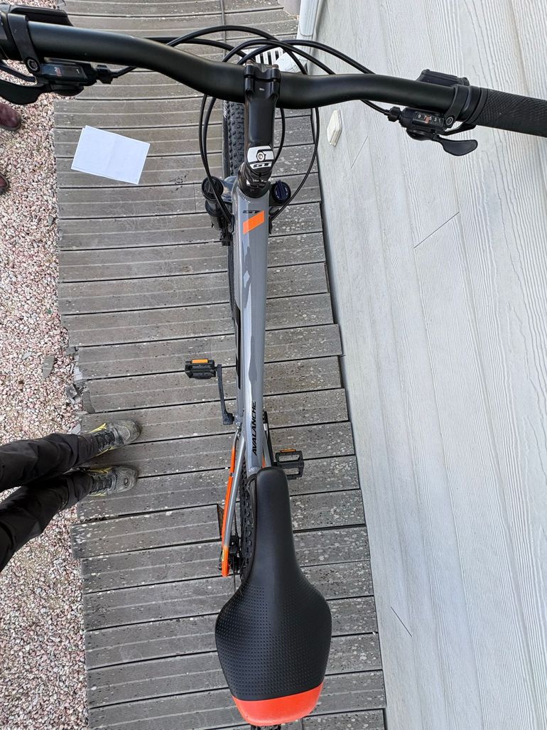 Used GT Avalanche Sport 2024 2024 Mountainbike, Light Gray, 27.5 — image 4 of 5