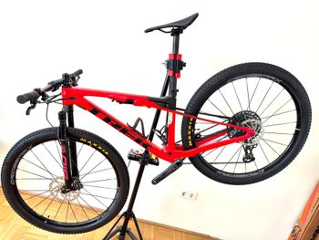 Used Trek Supercaliber 9.8 GX 2021 2021 Mountainbike, Red, 29 — image 2 of 16