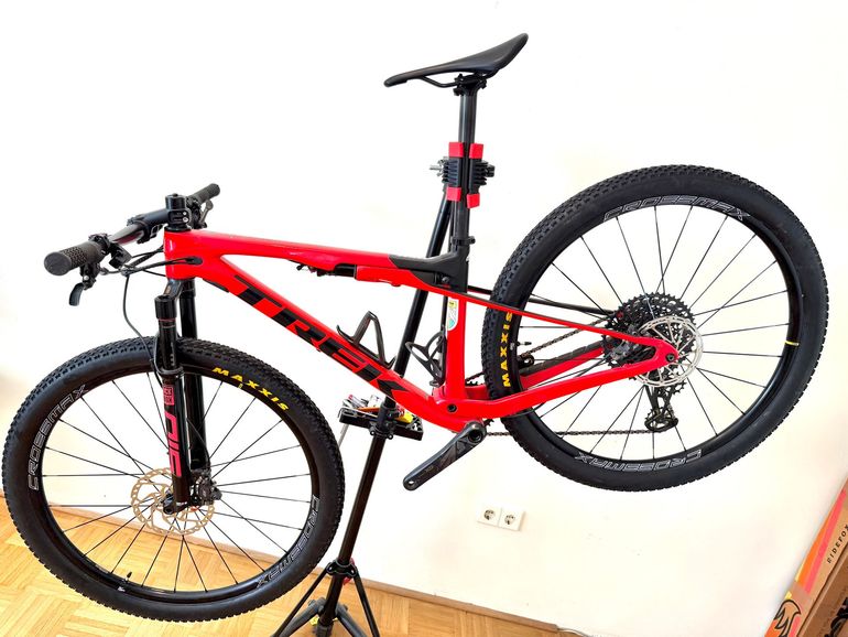 Used Trek Supercaliber 9.8 GX 2021 2021 Mountainbike, Red, 29 — image 2 of 16