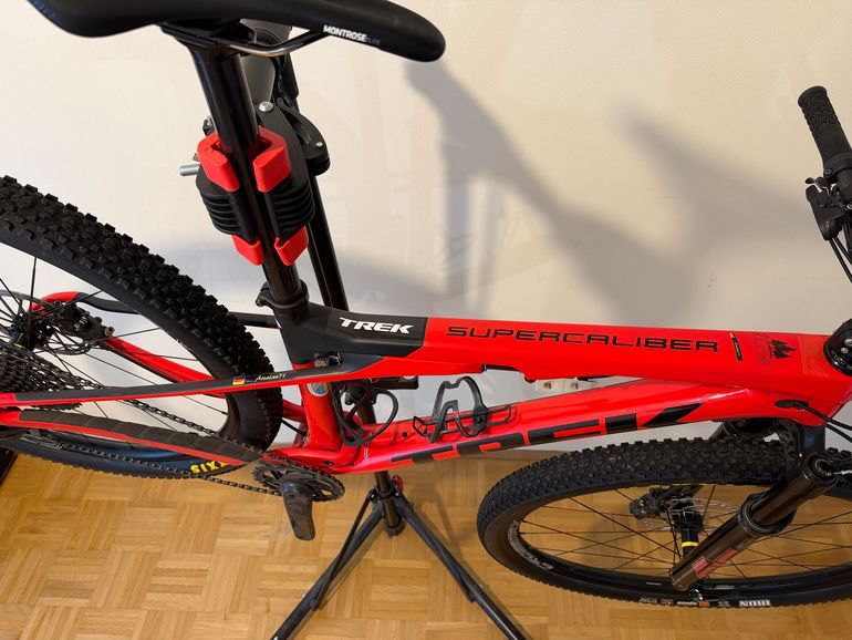 Used Trek Supercaliber 9.8 GX 2021 2021 Mountainbike, Red, 29 — image 9 of 16