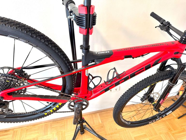 Used Trek Supercaliber 9.8 GX 2021 2021 Mountainbike, Red, 29 — image 3 of 16