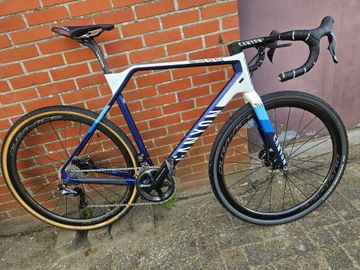 Käytetty Canyon Inflite CF SLX 9 TEAM 2022 2022 Road & Gravel