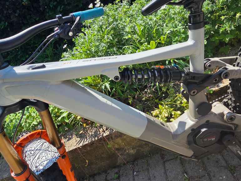 Used Focus SAM ² 6.9 2023 2023 Mountainbike, Grigio chiaro — image 4 of 6