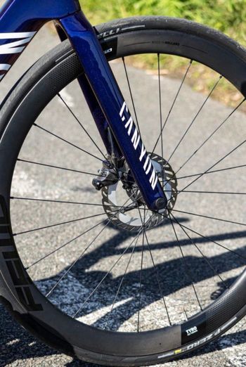 Used Canyon Aeroad Shimano Ultegra Di2 2024 Road & Gravel, Morado — image 2 of 7
