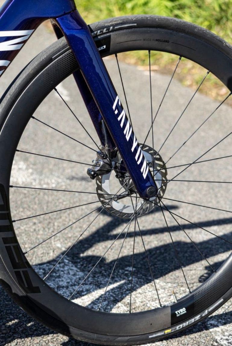 Used Canyon Aeroad Shimano Ultegra Di2 2024 Road & Gravel, Morado — image 2 of 7