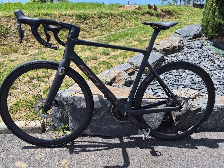 Used Scott Addict RC 15 2022 2022 Road & Gravel — image 2 of 22