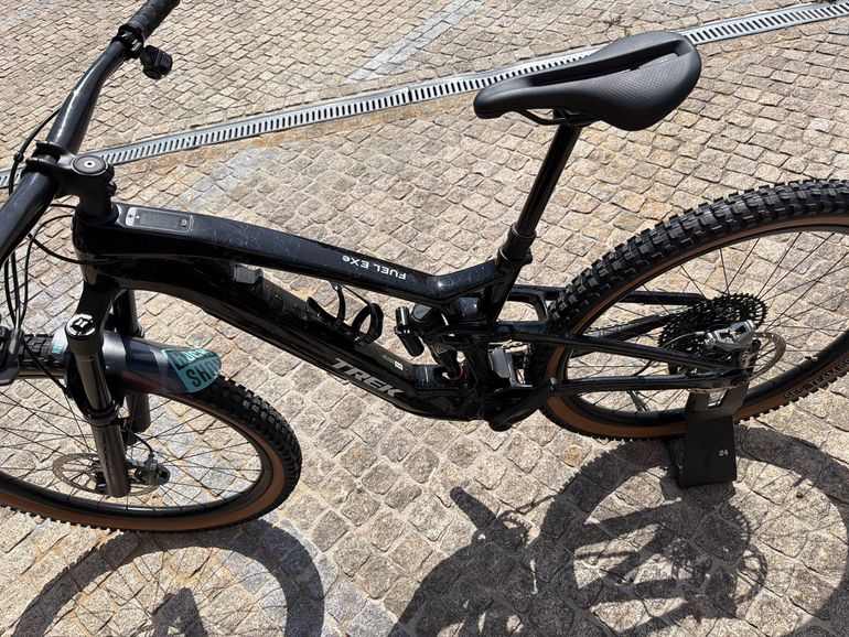 Used Trek FUEL EXe 9.8 GX AXS T-Type 2025 2025 Mountainbike, Black, 29 — image 8 of 12