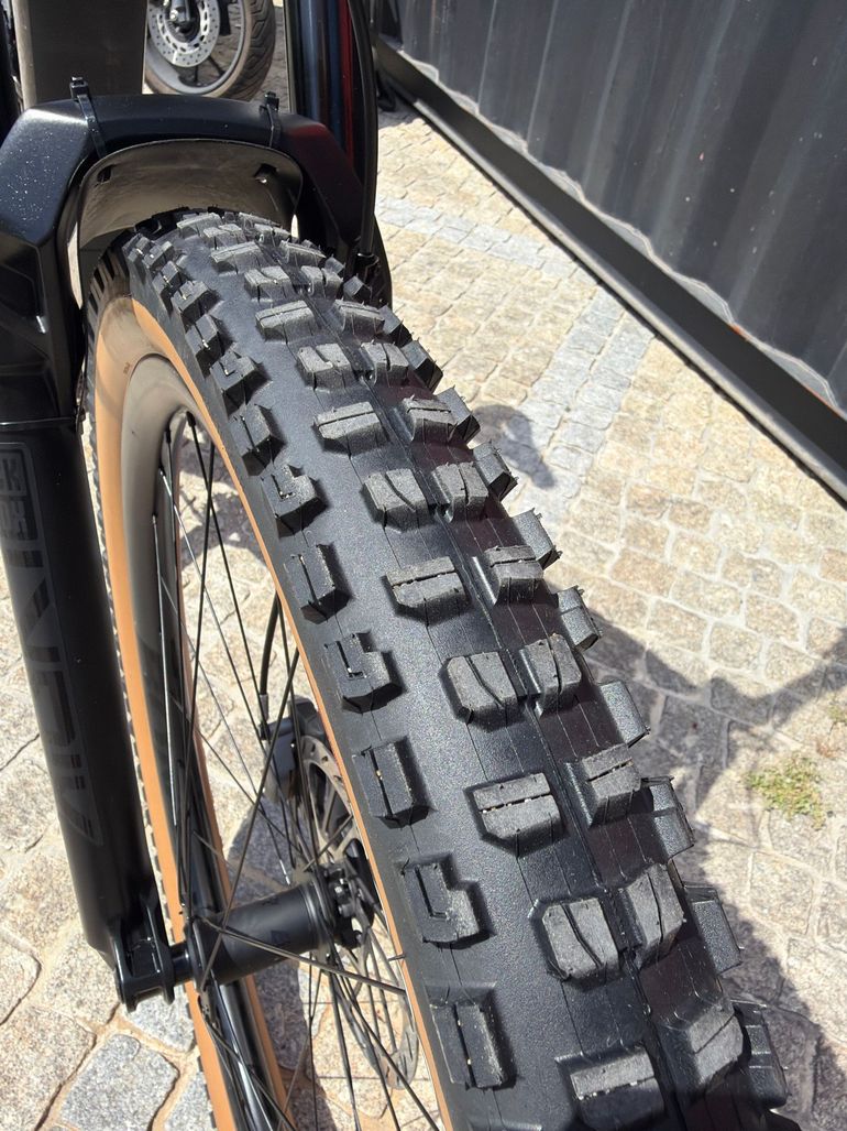 Used Trek FUEL EXe 9.8 GX AXS T-Type 2025 2025 Mountainbike, Black, 29 — image 6 of 12