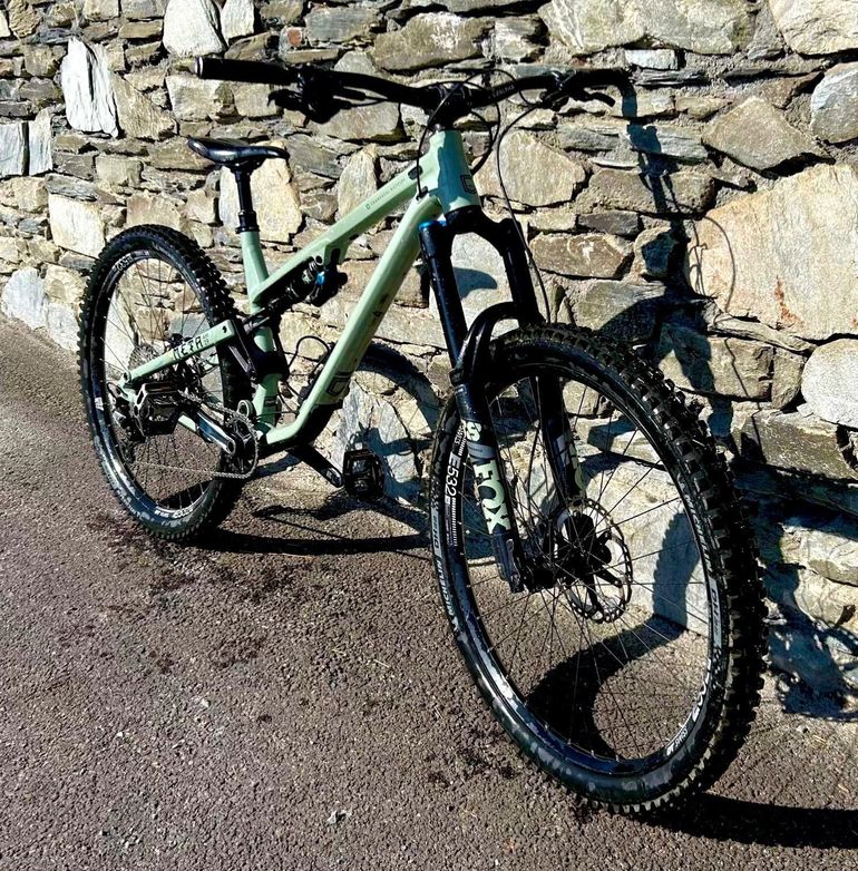 Used Commencal Commencal Meta AM 29 Essential 2022 Mountainbike — image 2 of 4