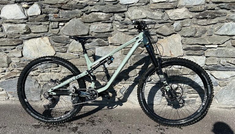 Used Commencal Commencal Meta AM 29 Essential 2022 Mountainbike — image 1 of 4