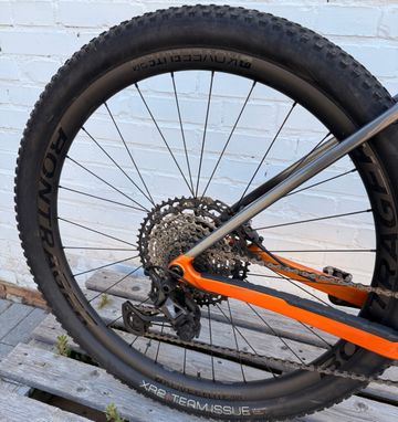 Used Trek Procaliber 9.8 2023 2023 Mountainbike, Orange, 29 — image 3 of 5