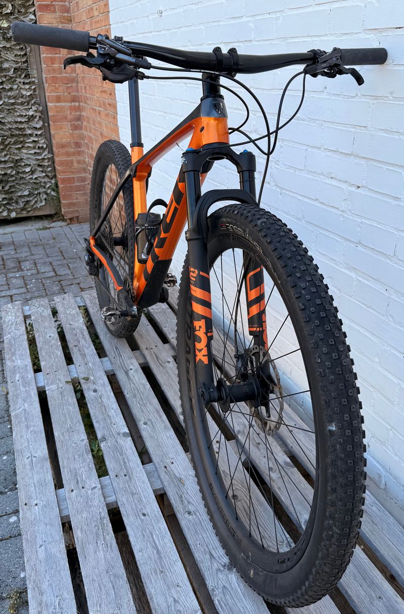 Used Trek Procaliber 9.8 2023 2023 Mountainbike, Orange, 29 — image 4 of 5