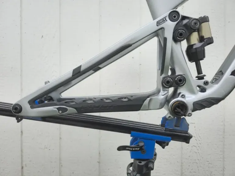 Used Pivot TRAIL 429 Pro X0 Eagle Transmission w/ Carbon Wheels 2024 Frameset 2024 Mountainbike, Light Gray, 29 — image 3 of 14