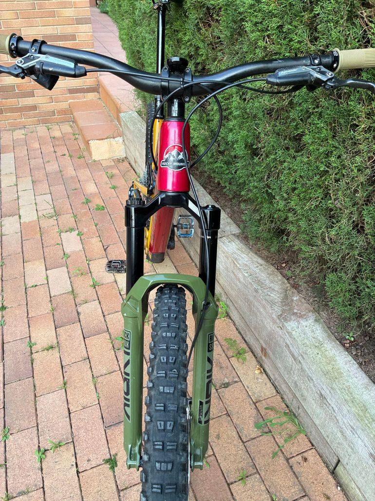 Used Rocky Mountain Instinct Carbon 50 2022 2022 Mountainbike, Red, 27.5, 29 — image 10 of 11