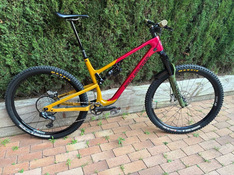 Used Rocky Mountain Instinct Carbon 50 2022 2022 Mountainbike, Red, 27.5, 29 — image 1 of 11