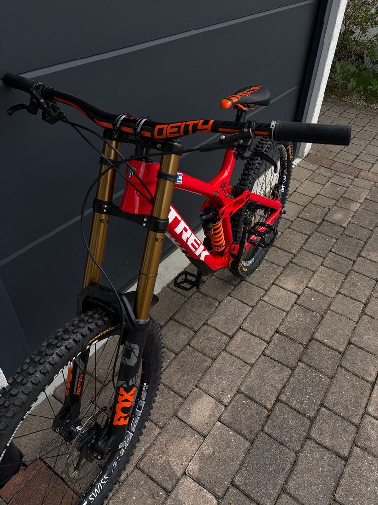 Used Trek Session 9.9 DH 27.5 Race Shop Limited 2018 2018 Mountainbike, Red, 27.5 — image 1 of 11