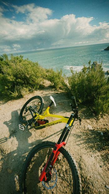 Used Commencal SUPREME DH V4.2 ESSENTIAL 2017 2017 Mountainbike — image 3 of 5