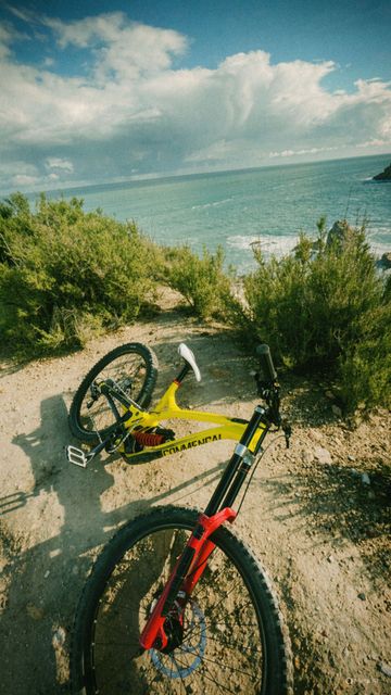 Używany Commencal SUPREME DH V4.2 ESSENTIAL 2017 2017 Mountainbike — zdjęcie 3 z 5