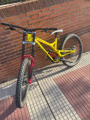 Używany Commencal SUPREME DH V4.2 ESSENTIAL 2017 2017 Mountainbike — zdjęcie 2 z 5