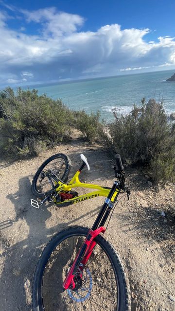 Używany Commencal SUPREME DH V4.2 ESSENTIAL 2017 2017 Mountainbike — zdjęcie 4 z 5