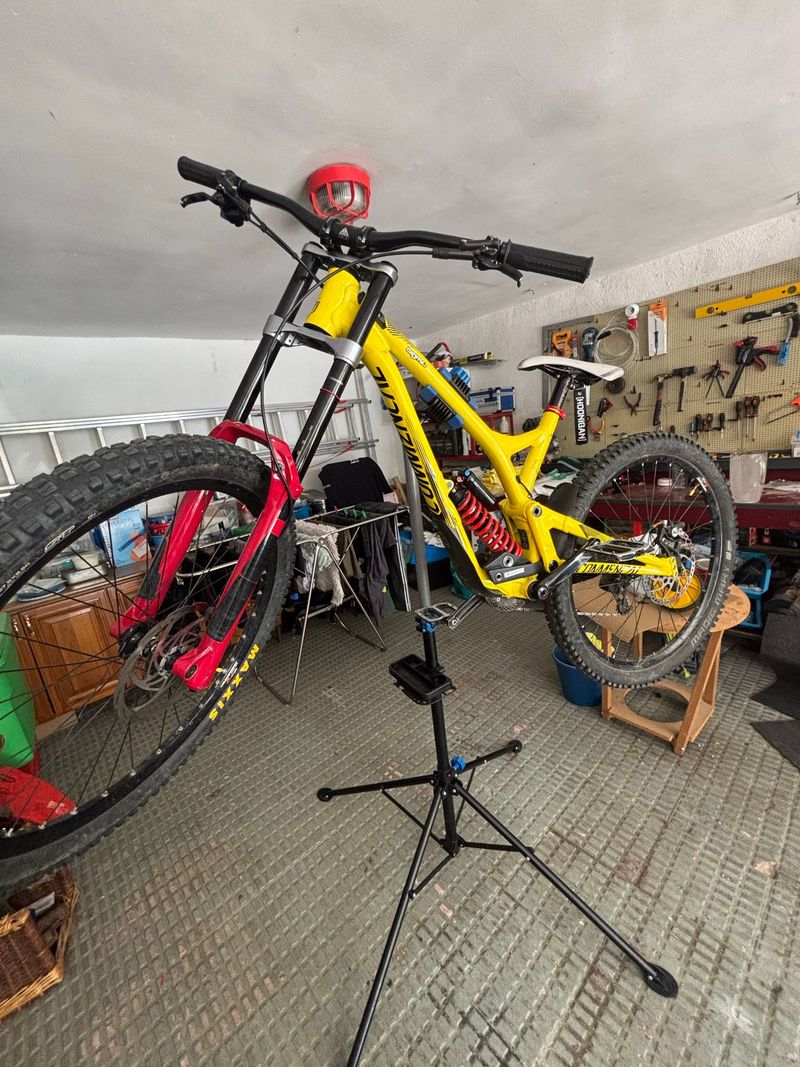 Commencal SUPREME DH V4.2 ESSENTIAL 2017 2017 MTB d'occasion