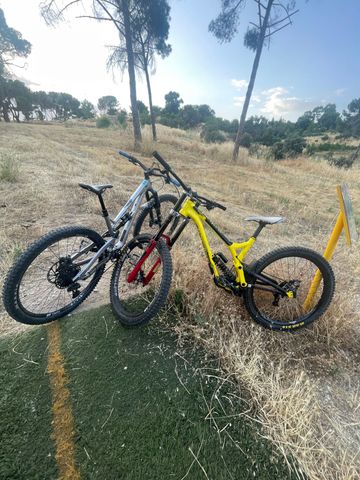 Używany Commencal SUPREME DH V4.2 ESSENTIAL 2017 2017 Mountainbike — zdjęcie 5 z 5