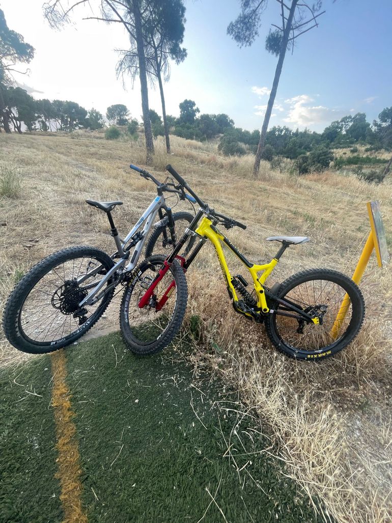 Used Commencal SUPREME DH V4.2 ESSENTIAL 2017 2017 Mountainbike — image 5 of 5