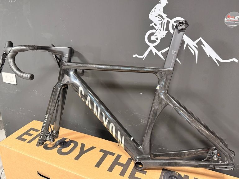 Used Canyon Aeroad CFR Disc Frame and Brake Kit 2026 Frameset 2026 Road & Gravel, Black — image 7 of 9