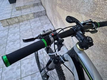 Used Specialized Camber Expert 2011 2011 Mountainbike, Light Gray, 26 — image 2 of 5