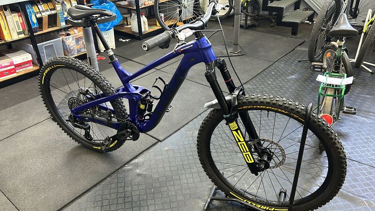 Used Trek Slash 8 Gen 5 2023 2023 Mountainbike, Azul — image 2 of 2